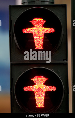 Rosso il traffico pedonale luci in Dresden, Germania. Le luci sono tipicamente tedesco orientale. Foto Stock