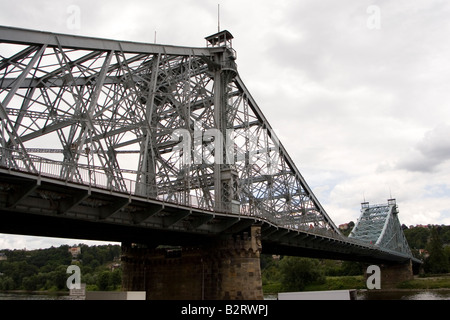 Il ponte noto come la meraviglia blu a Loschwitz a Dresda. Il ponte fu costruito nel 1893 ed è 141 metri di lunghezza. Foto Stock