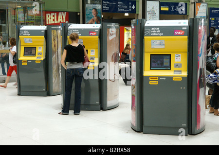 Passeggeri acquisto biglietti presso la stazione ferroviaria Gare de Lyon, Parigi Foto Stock