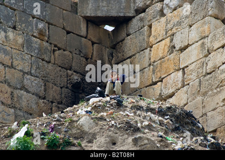 Ragazzo siriano difendendo la fortezza araba Qalaat Mudiq Apamea sopra con una fionda Foto Stock