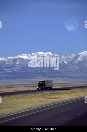 Oltre la strada Semi Carrello Long Haul Trucker 18 Wheeler Foto Stock