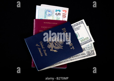 Stati Uniti d'America e British passaporti dell'Unione europea con dollari e sterline Foto Stock