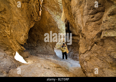 Uomo in piedi in Echo Canyon Chiricahua National Monument in Arizona USA Foto Stock