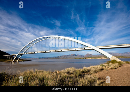 Ponte di Inspiration Point sopra la diga su Theodore Roosevelt Lake, Arizona, Stati Uniti d'America Foto Stock