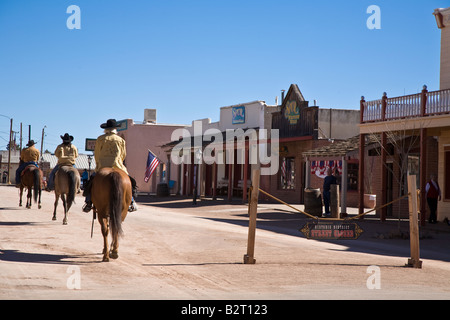 Cowboy e cavalli e cavalcare giù Allen street Tombstone Arizona, Stati Uniti d'America Foto Stock