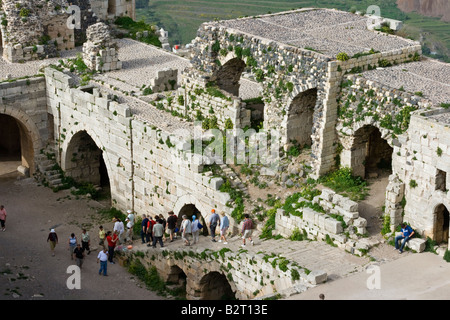 Gruppo turistico all'interno Crak Des Chevaliers Castello dei Crociati in Siria Foto Stock