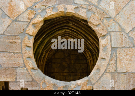 Finestra in un corridoio con soffitto a volta all'interno di Crak Des Chevaliers o Al Hosn Castello dei Crociati in Siria Foto Stock