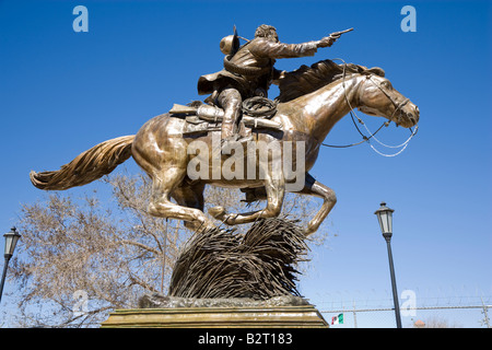 Statua del generale messicano Francisco Pancho Villa sul cavallo in Palomas Messico Foto Stock