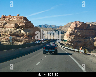 La guida di automezzi pesanti attraverso opere stradali sulla I-15 attraversando il fiume vergine Nevada USA Foto Stock