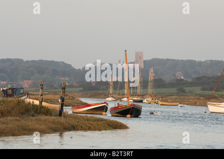 Morston Harbour ad alta marea guardando verso la Chiesa Blakeney NORFOLK REGNO UNITO può Foto Stock