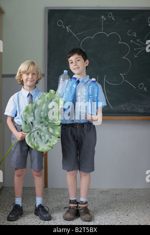 I ragazzi della scuola dando la scienza presentazione Foto Stock