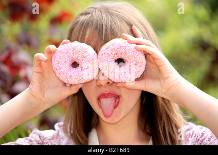 Ragazza adolescente giocando con le ciambelle Modello rilasciato Foto Stock