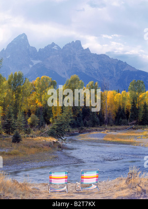 Due sedie vuote che simboleggia una coppia in vacanza in mountain paradise Snake River sotto Grand Tetons vicino a Jackson Hole, Wyoming Foto Stock