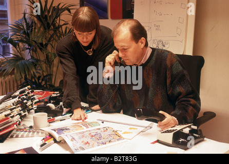 Art director in piccola agenzia pubblicitaria o la casa editrice in Svezia guardando i formati Foto Stock