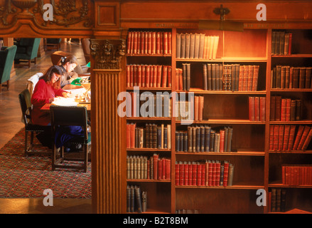 Due donne gli studenti che studiano in Dartmouth College Library, un Ivy League Scuola nel New Hampshire Foto Stock