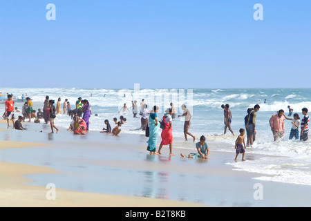 Gli Indiani locali godendo di una vacanza in spiaggia in una calda giornata di sole in Goa. Foto Stock