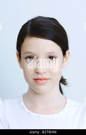 Ragazza Preteen guardando la telecamera, testa e spalle, ritratto Foto Stock
