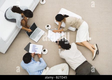 Incontro di lavoro, persone reclinate sul pavimento, ad alto angolo di visione Foto Stock