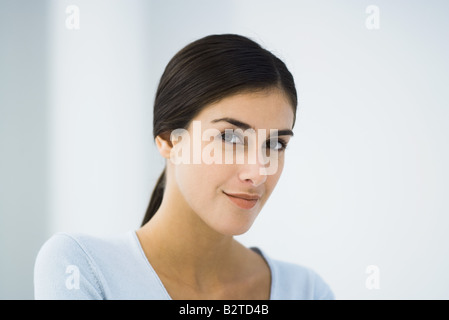 Giovane donna sorridente in telecamera, ritratto Foto Stock