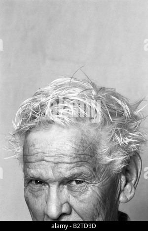 L'uomo anziano con capelli disordinati, ritratto, ritagliato Foto Stock