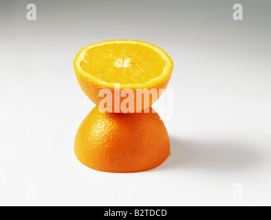 Orange metà, una impilato al di sopra degli altri Foto Stock