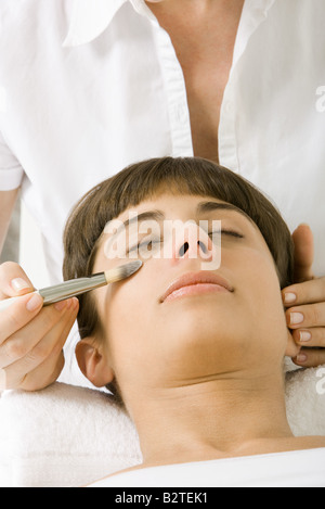 Donna con il make-up applicato a occhi chiusi Foto Stock