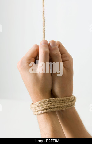 Le mani legate con la corda, close-up Foto Stock