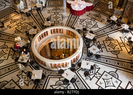 Cafe nella cupola hall del Kunsthistorisches Museum Museo di Storia dell'arte, Vienna, Austria Foto Stock