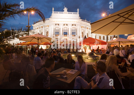 Cafè sul marciapiede davanti del Burgtheater di Vienna, Austria Foto Stock