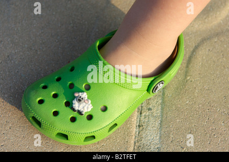 Un singolo Croc scarpa Foto Stock