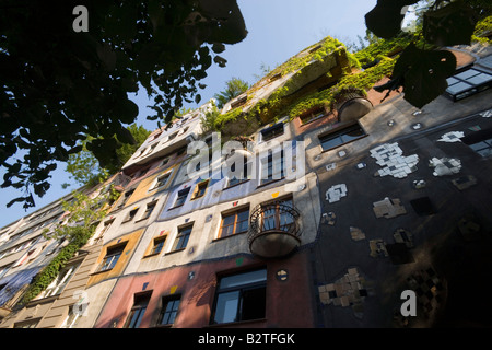 Vista la colorata facciata della casa Hundertwasser, Vienna, Austria Foto Stock