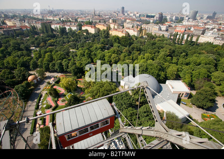 Vista dalla ruota panoramica Ferris oltre il Prater di Vienna e la città di Vienna, Austria Foto Stock