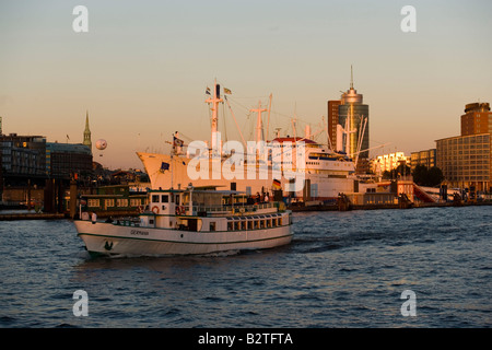 Nave museo Cap San Diego, visualizzare al cappuccio di San Diego, il più grande del mondo per la navigazione marittima nave museo nel porto vicino del Speicherst Foto Stock