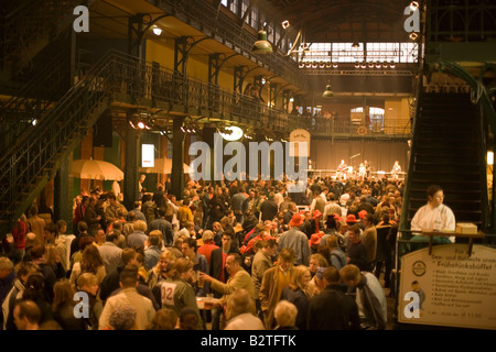 Concerto nella sala mercato a 5 o' orologio, concerto nella sala mercato alle 5 del mattino a Fischmarkt, Sankt Pauli, Ha Foto Stock