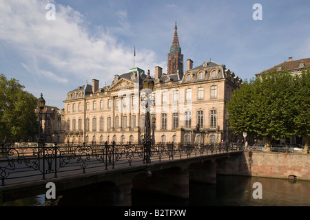 Vista sul fiume Ill con ponte per il Palais Rohan, vista sul fiume Ill con ponte per il Palais Rohan, uno della lov Foto Stock