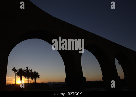 I cancelli in parete andaluso da Bab Rouah er. Avenue Moulay Hussan, Rabat, Marocco Foto Stock