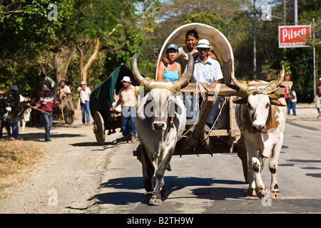 Ox carrelli guida lungo la strada in Guanacaste. Il bue sono tradizionali trasporti in Costa Rica e Guanacaste. Foto Stock