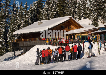 Gruppo di sciatori in parte anteriore del Weitmoosalm (1800 m), Planai, Schladming, Ski Amade, Stiria, Austria Foto Stock