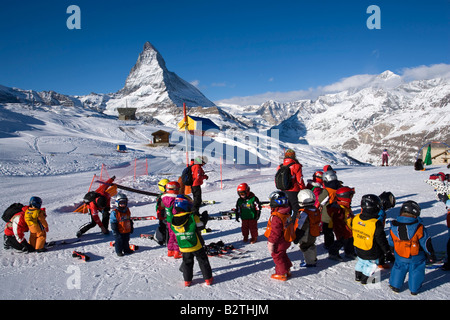 I bambini che imparano a sciare, Cervino (4478 m) sullo sfondo, Zermatt, Vallese, Svizzera Foto Stock