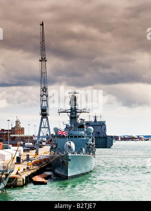 Corazzata inglese HMS St Albans ormeggiata nel porto di Portsmouth Inghilterra UK con RFA Largs Bay dietro Foto Stock