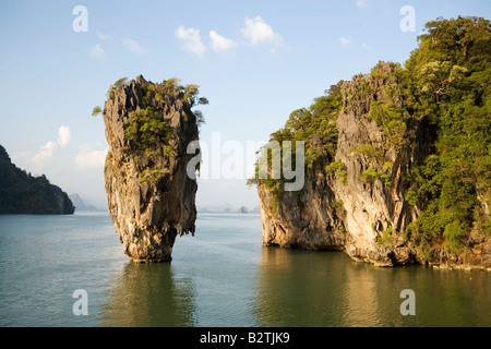 Vista di Koh Tapu, cosiddetta Isola di James Bond, luomo con la pistola dorata, Ko Khao Antonello Kan, Phang-Nga Bay, Ao Phang Nga compit Foto Stock