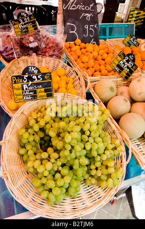 Pressione di stallo di frutta, Cours Saleya mercato, la città vecchia di Nizza, Sud Francia Foto Stock