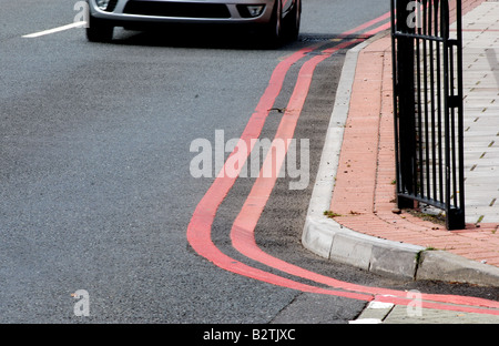Percorso rosso doppie linee rosse sulla strada, REGNO UNITO Foto Stock