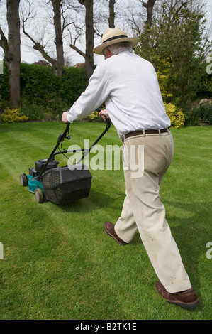 L'uomo mows giardino prato Foto Stock
