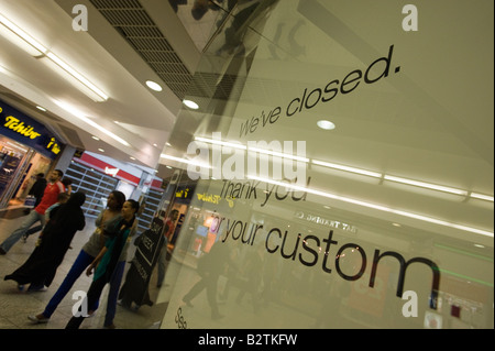 Chiuso il negozio in Ealing Broadway Shopping Centre W5 Ealing Londra Regno Unito Foto Stock