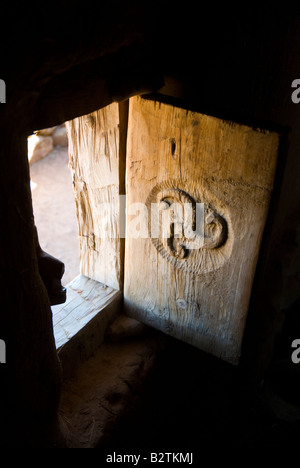 Triskelion celtico o triskele la ricostruzione di una casa celtiberian nelle rovine di Numantia vicino a Garray SORIA PROVINCIA Spagna Foto Stock