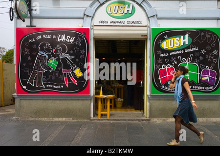 Lussureggiante catena negozio (ora chiuso) lungo via Knez Mihailova street a Belgrade Serbia Europa Foto Stock