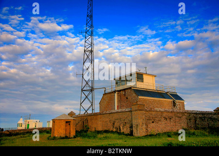 Faro di Radio Beacon house e il montante Trinity House stazione di guardacoste Berry Head Brixham Torbay South Devon England Regno Unito Regno Unito Foto Stock