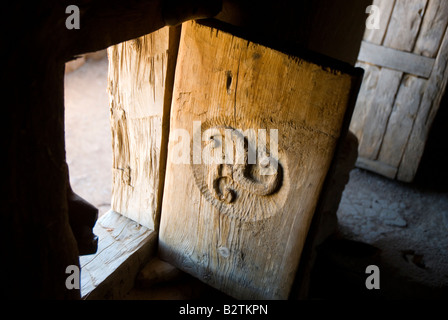 Triskelion celtico o triskele la ricostruzione di una casa celtiberian nelle rovine di Numantia vicino a Garray SORIA PROVINCIA Spagna Foto Stock