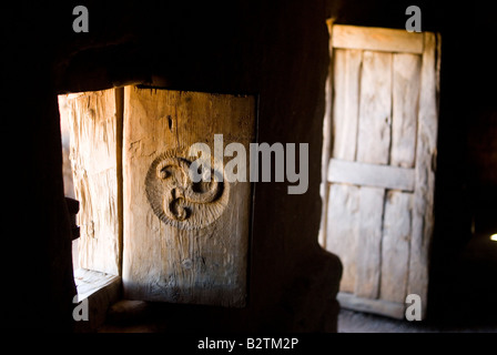 Triskelion celtico o triskele la ricostruzione di una casa celtiberian nelle rovine di Numantia vicino a Garray SORIA PROVINCIA Spagna Foto Stock